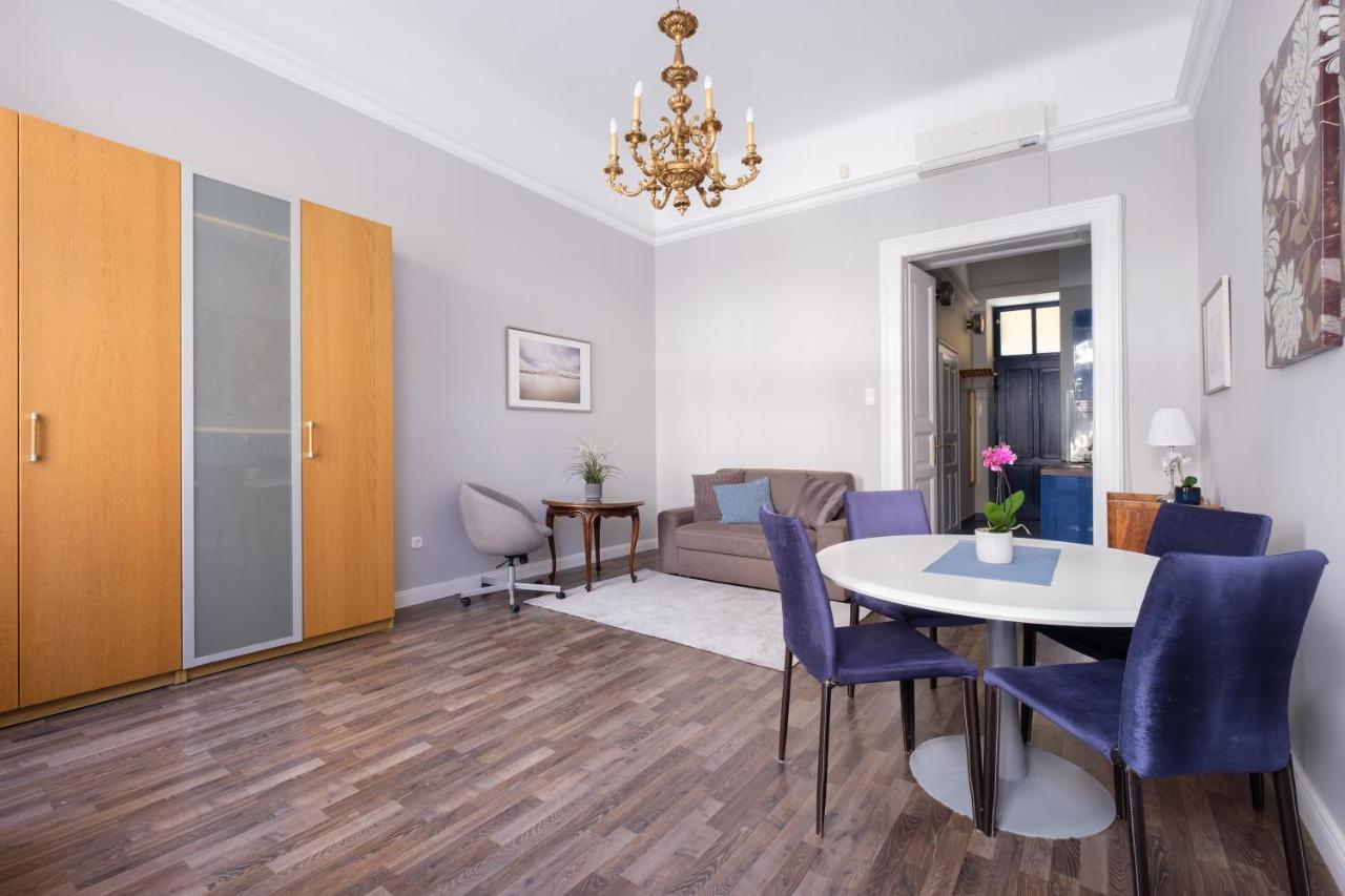 New York Cafe In Center Homestay