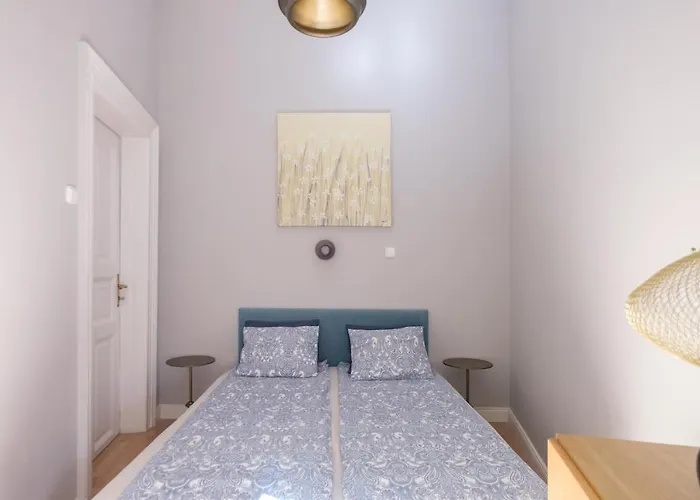 New York Cafe Apartment In Center